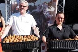 Mitarbeiter von Bäcker Andresen verteilten die leckeren Kösten-Stangen.