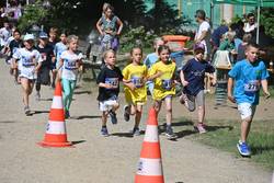 Auch Schulkinder starteten beim Holstenköstenlauf.